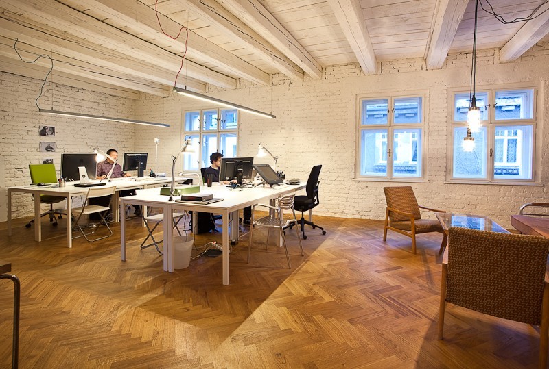 Аренда старых помещений. Офис в скандинавском стиле. Современный офис лофт. Скандинавский стиль в интерьере офиса. Офис в деревянном стиле лофт.